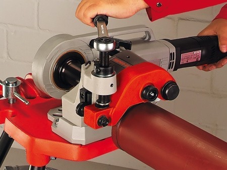 Устройство для накатки желобков на трубах, применение Устройство для накатки желобков на трубах, применение